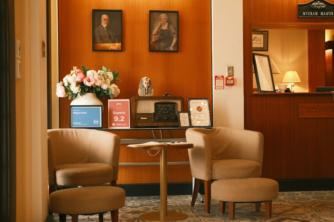 hotel front desk conflict